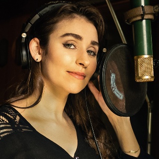 Voice artist - Rebeca M.